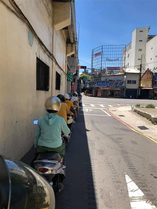 한여름에 신호대기 모습